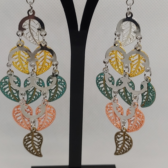 Leaf design chandelier earrings - Picture 4 of 4